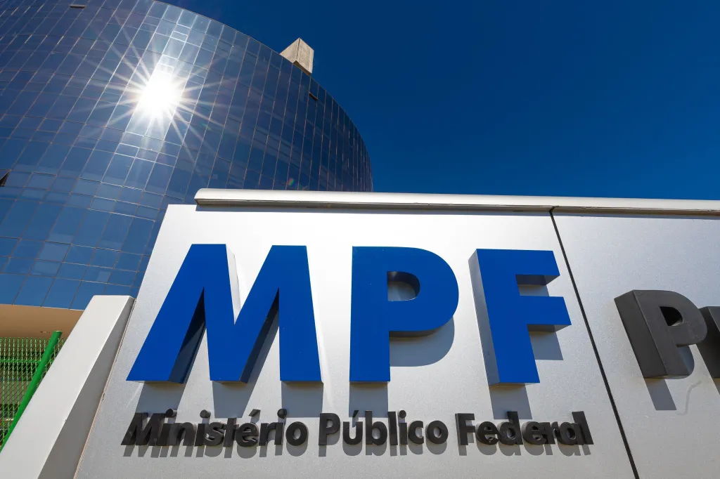 AO MINISTÉRIO PÚBLICO FEDERAL (Denúncia)